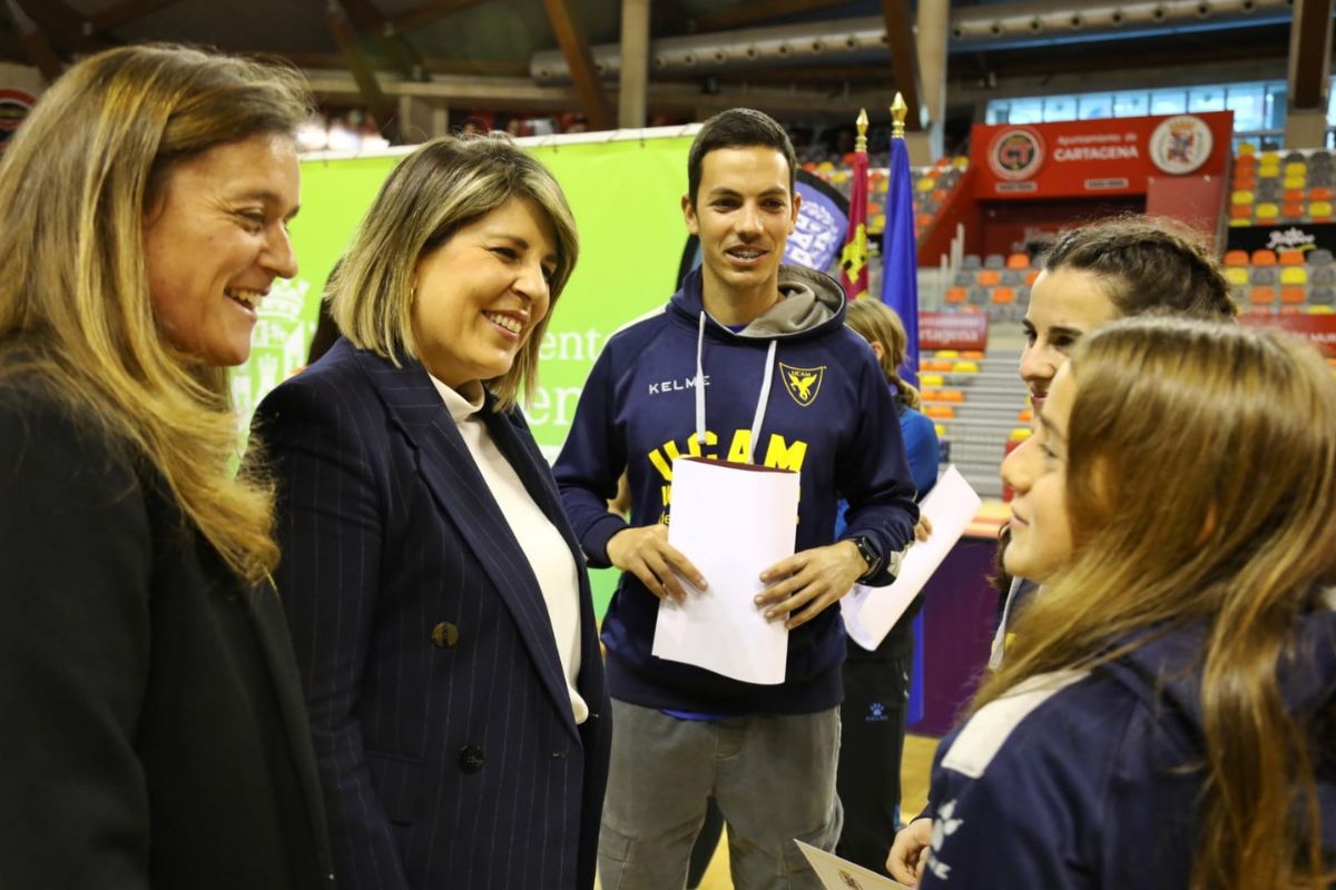 Entrega de becas deportistas de alto interés municipal.